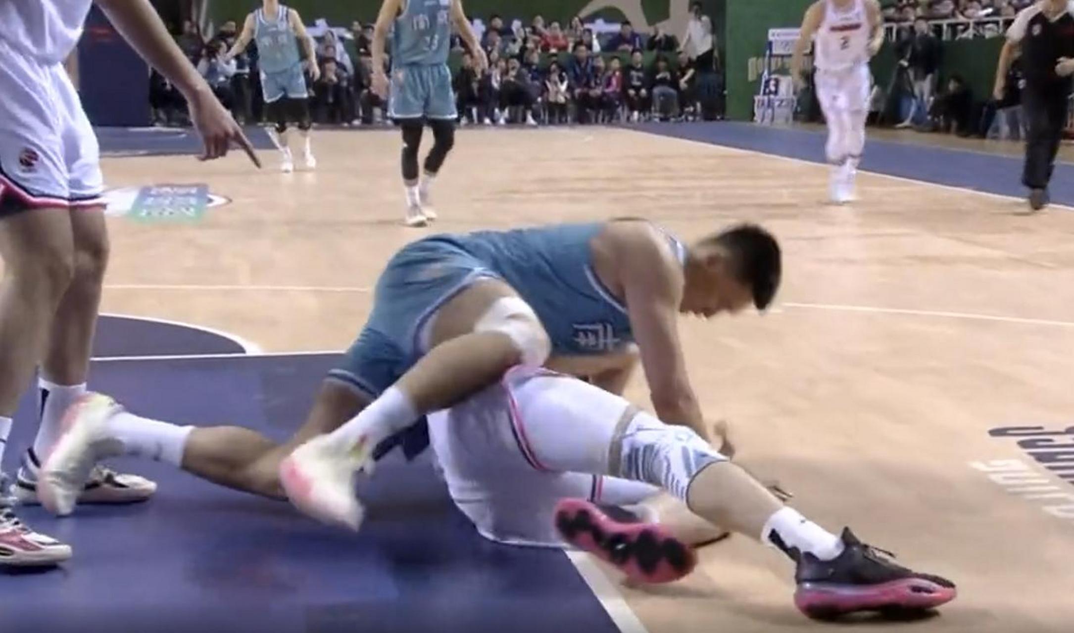 九游游戏大全-比赛过程中当球触及衣服或身体时应判