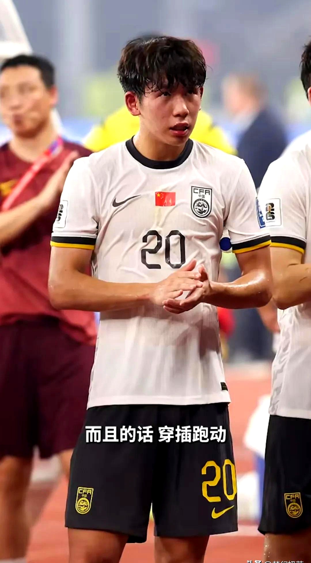 比赛过程中当球触及衣服或身体时应判