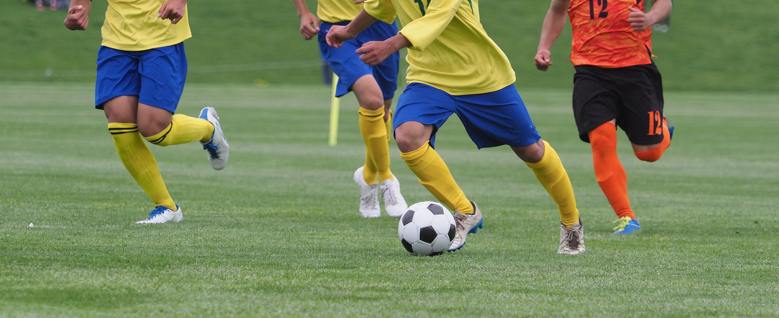 客队的球队席应位于记录台同方向的 